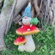 thumbnail image 5 of Estatua De Gnomo De Jardín - Estatuilla De Gnomos De Primavera De Resina Con Cartel De Bienvenida Sentado En La Estatua De Setas, Decoraciones Al Aire Libre Para Jardín Patio Césped,gnom esquí esquí Gafas de esquí, 5 of 5