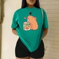thumbnail image 3 of Playera Blusa Divertida De Capybara Tomando Jugo Ropa De Mujer Capibara Color Verde Talla Chica Marca Emil SaEs, 3 of 4