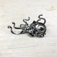 thumbnail image 1 of Soporte para teléfono con forma de pulpo dorado | Brazos flexibles ajustables para visualización con manos libres | Compatible con todos los smartphones | Accesorio portátil de escritorio y viaje, 1 of 3