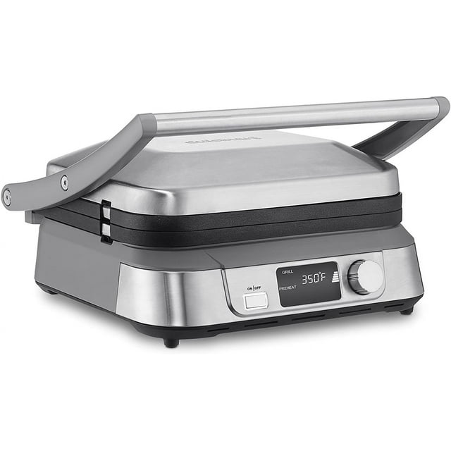 cuisinart electric griddler, acero inoxidable cuisinart gr-5b parrilla eléctrica negra 5 en 1 con pantalla LCD y controles digitales; vista frontal 3/4 mostrando tapa de acero inoxidable, brazos de aluminio fundido, perilla de ajuste y placas reversibles extraíbles con lectura de temperatura (350°F). También es adecuada para asar sándwiches y dorar pequeños cortes para llevar.