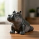thumbnail image 3 of Figura de hipopótamo de resina, figura torpe en pose de yoga, bonito adorno decorativo para estantería, decoración para el hogar, oficina, dormitorio, pequeño expositor de mesa, material de, 3 of 7