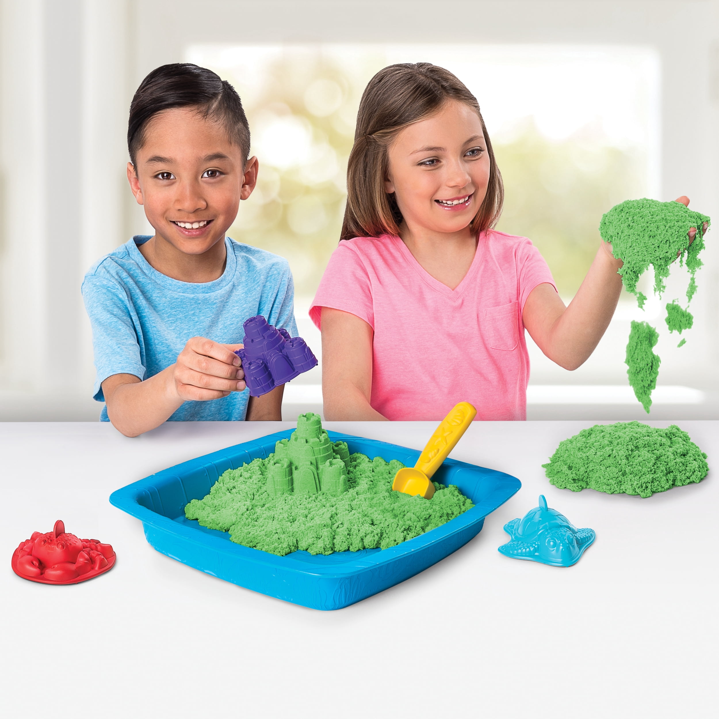 Kinetic Sand, Sandbox Set Kids Toy with 1lb All-Natural Green Kinetic Sand and 3 Molds, Sensory Toys for Kids Ages 3 and up