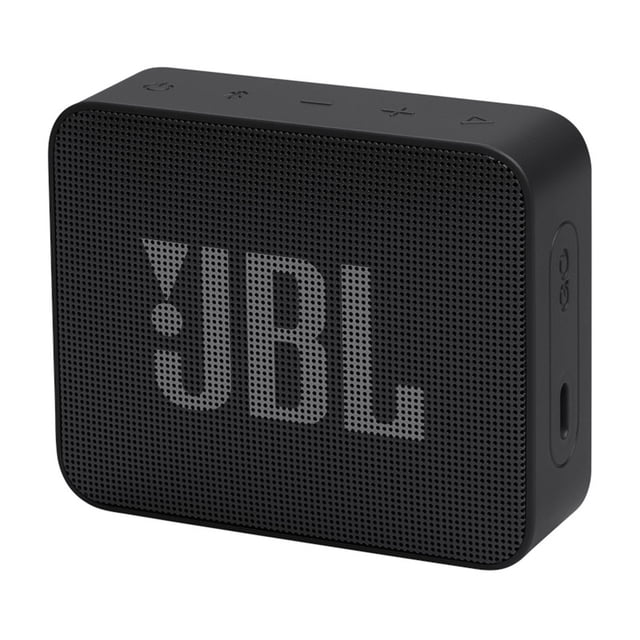 altavoz portátil resistente al agua go essential 2 negro JBL, vista frontal 3/4 de altavoz rectangular compacto negro con rejilla perforada y gran logotipo JBL, controles táctiles superiores y puerto de carga lateral visibles; IP67, reproducción inalámbrica hasta 5 horas y 3.1 W RMS; a menudo usado para llevar música en viajes y salidas al aire libre.
