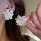 thumbnail image 1 of Pendientes de tuerca de flor blanca para mujer, pendientes de flores, novedad de 2022, moda coreana moderna, accesorios de joyería de fiesta para chicas adolescentes Tan Jianjun unisex, 1 of 2