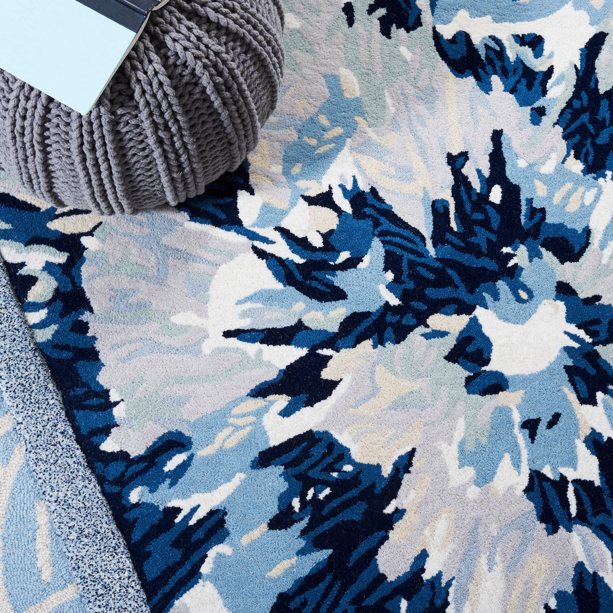 SAFAVIEH Fifth Avenue Deborah Abstract Area Rug, Light Blue/Navy, 4' x 6'