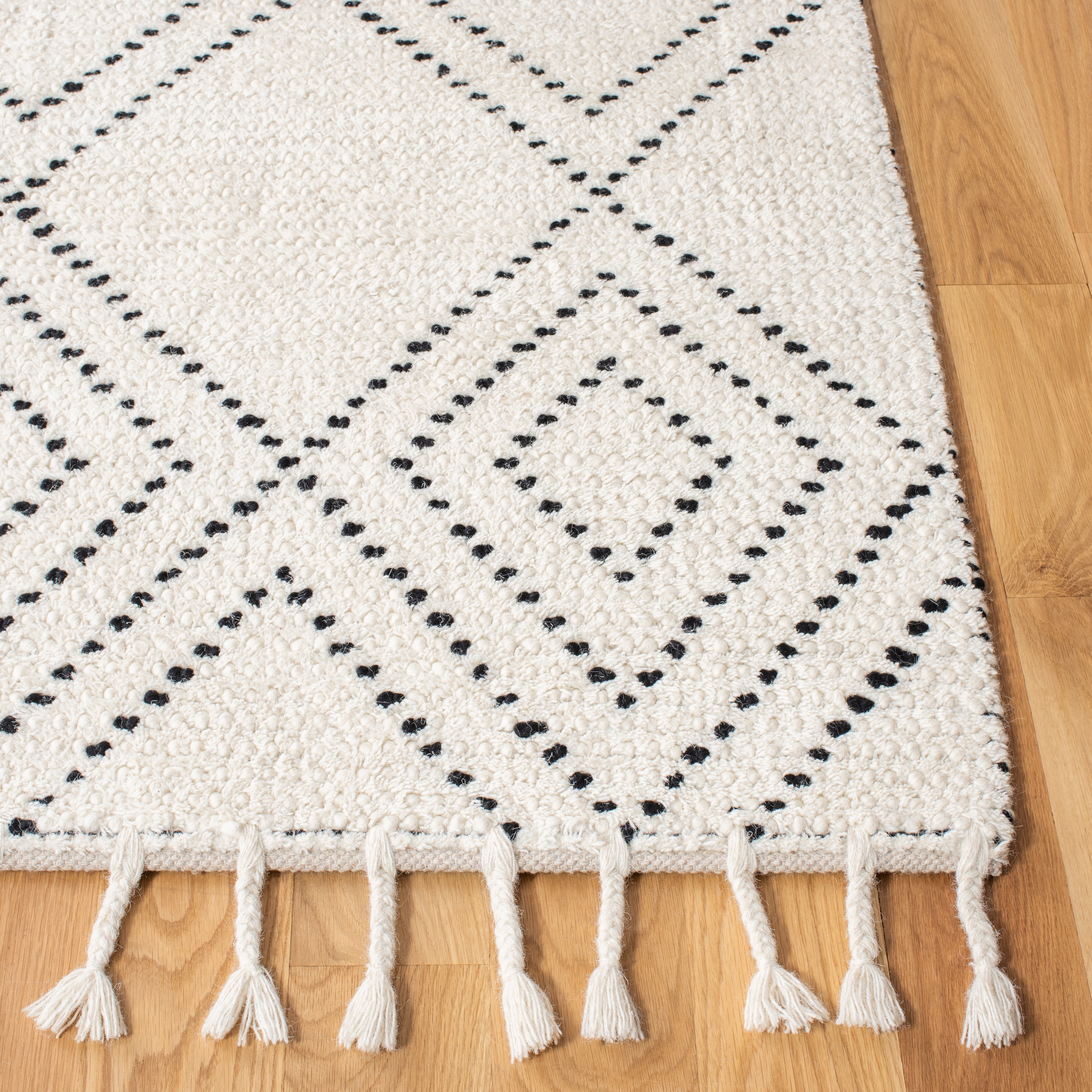 SAFAVIEH Casablanca Idella Diamond Area Rug, Ivory/Black, 5' x 8'