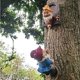 thumbnail image 4 of Gnomos Trepadores, Decoración de Cara de Árbol Al Aire Libre para Patio, Adorable Estatua de Puerta de Hada Abrazadora de Árbol de Gnomo para Árbol, 4 of 5