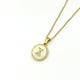 thumbnail image 1 of Collar de acero inoxidable con letras en forma de concha de color dorado redondo para mujer, colgante de acero de titanio de estilo europeo y americano con 26 letras en inglés, 1 of 6