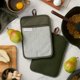 thumbnail image 2 of Kitchenaid Evergreen Design Series Juego De 2 Agarraderas De Silicona Suave Acanaladas En Espiga, Resistentes Al Calor Hasta 500 F, Flexibles E Impermeables, Color Verde Bosque Profundo, 7 X 10 Pulgad, 2 of 5