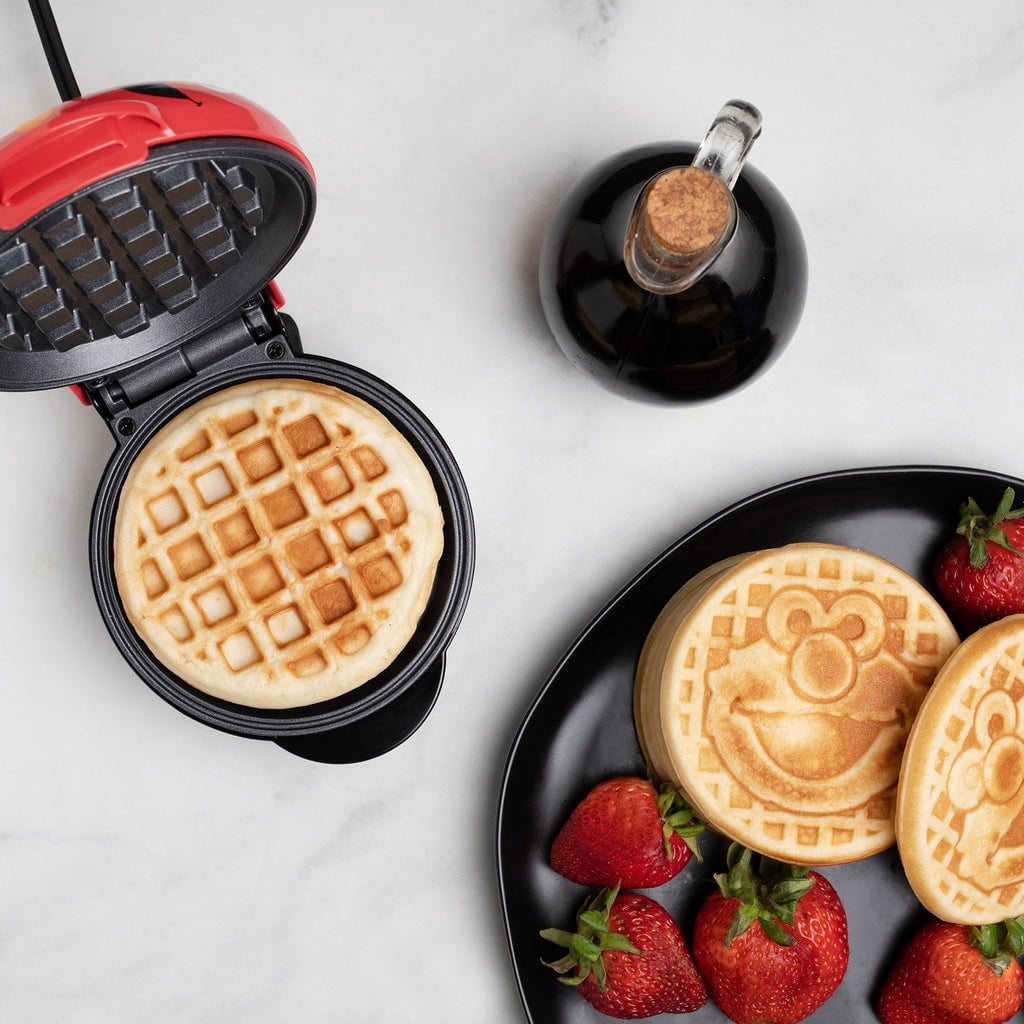 Uncanny Brands Star Wars Mini Waffle Maker Set- Darth Vader