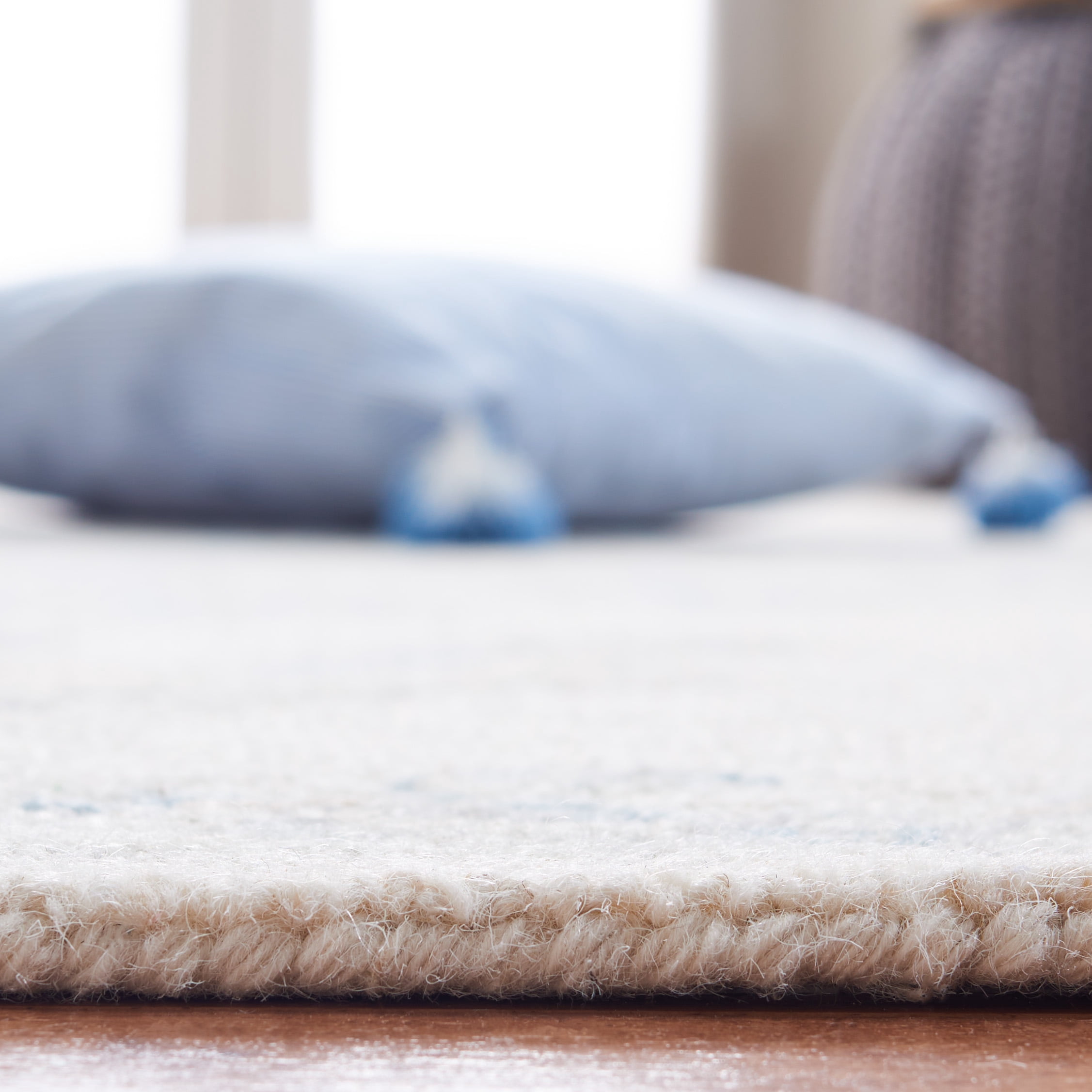 SAFAVIEH Micro-Loop Katina Medallion Area Rug, Ivory/Blue, 5' x 8'