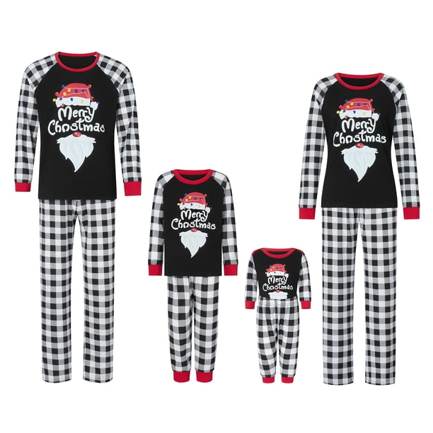 Pijamas navideños familiares a juego: camisetas de manga larga con cuello redondo y estampado de letras y gorro de Papá Noel, y pantalones a cuadros.