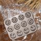 thumbnail image 4 of Inteprter Molde para hornear de acero al carbono de 12 cavidades Molde con 3 patrones de flores Calor uniformemente Herramienta para hacer postres Fácil Utensilios de cocina Inteprter HA015790-00, 4 of 6