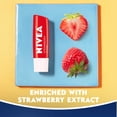 thumbnail image 3 of Bálsamo labial NIVEA para el cuidado de labios con color fresa, paquete de 4, 3 of 7