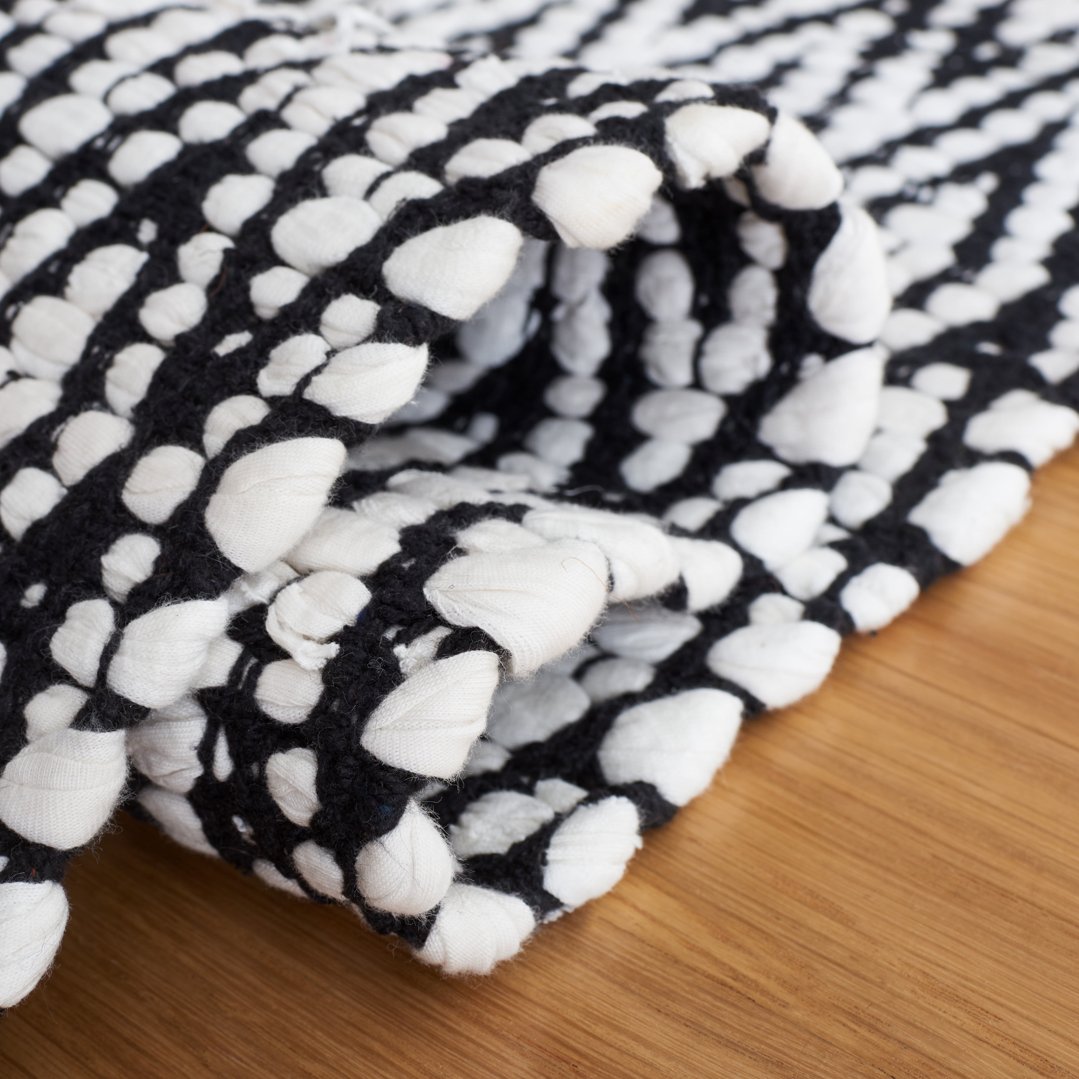 SAFAVIEH Montauk Carina Diamond Area Rug, Ivory/Black, 4' x 6'