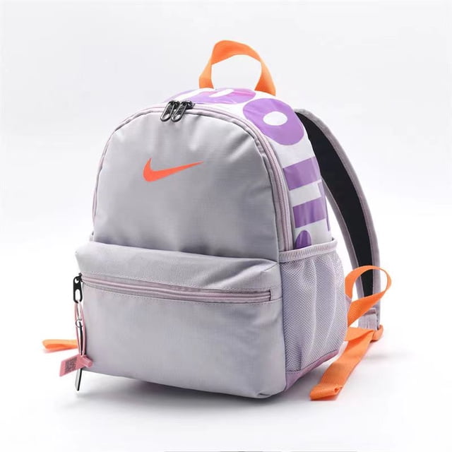 mochila nike brasilia jdi original mochila tejida de poliéster en vista 3/4 frontal con logo Swoosh naranja, cierre principal con cremallera doble, bolsillo frontal con cremallera, bolsillos laterales de malla, tirantes acolchados ajustables y asa superior 4.5 cm; dimensiones L25 x H33 x W13 cm; ideal para uso diario, escuela u oficina.