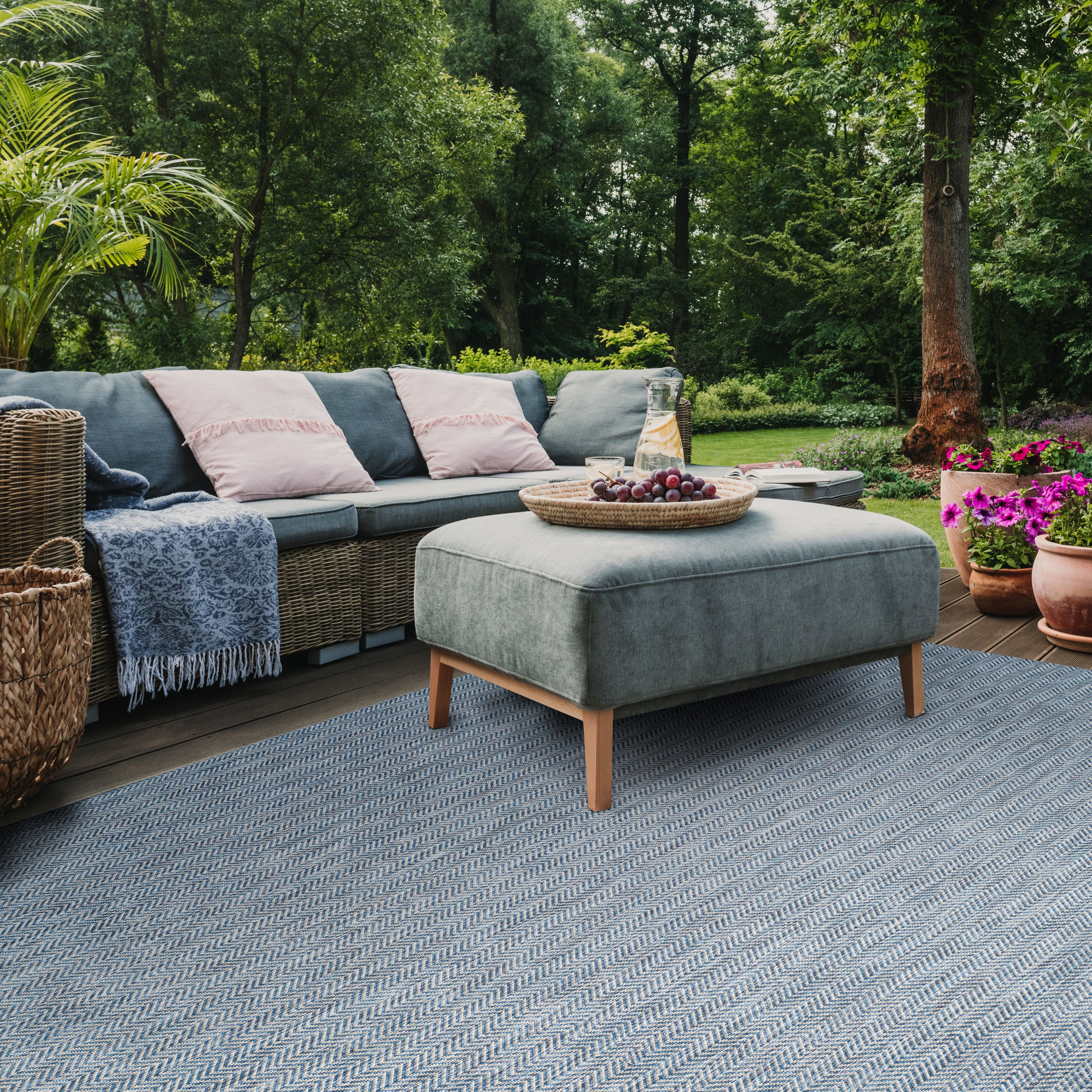 SAFAVIEH Courtyard Blazhe Chevron Indoor/Outdoor Area Rug, Navy/Grey, 10' x 14'