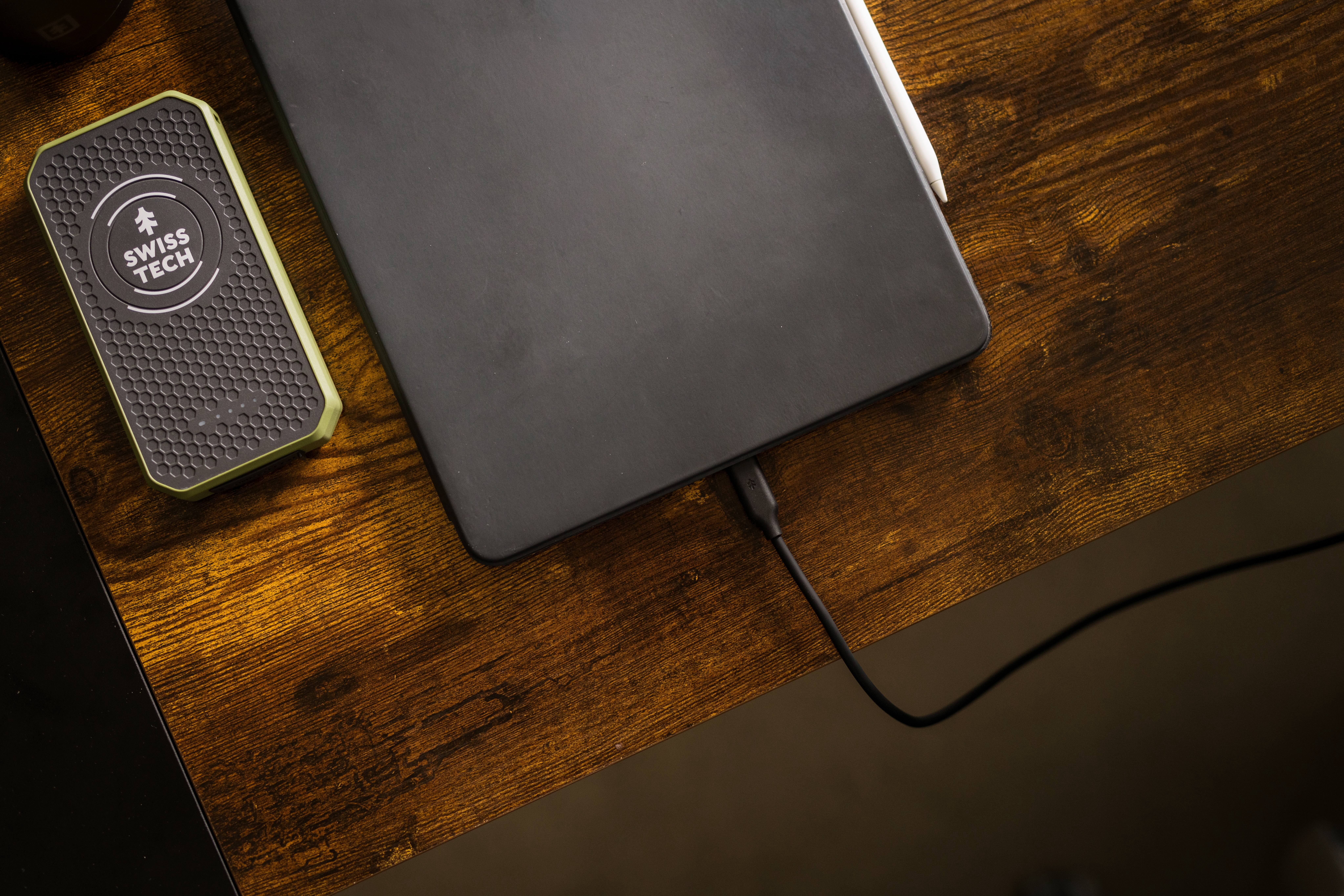 Swiss Tech Kabel S100 3 ft 100W Soft Touch USB-C to USB-C Charging Cable