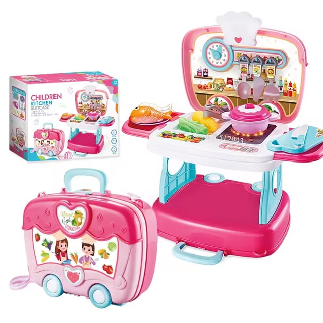 maletin de juego importacion de cocina 2 en 1 color surtido, maletín que se convierte en cocina portátil, vista 3/4 frontal con tapa abierta mostrando placa de cocción, olla, sartén, pescado y otros 26 accesorios visibles, asa para transporte y compartimento inferior; medidas 54 x 12 x 27 cm. También suele usarse como estuche compacto para guardar accesorios de juego.