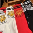 thumbnail image 4 of Hombres Mujeres Pareja Calcetines de algodón acanalados Harajuku Hip Hop Doble rayas Tigre Animal 3D Impreso Monopatín Medias de tubo medio Regalos de Año Nuevo, 4 of 5