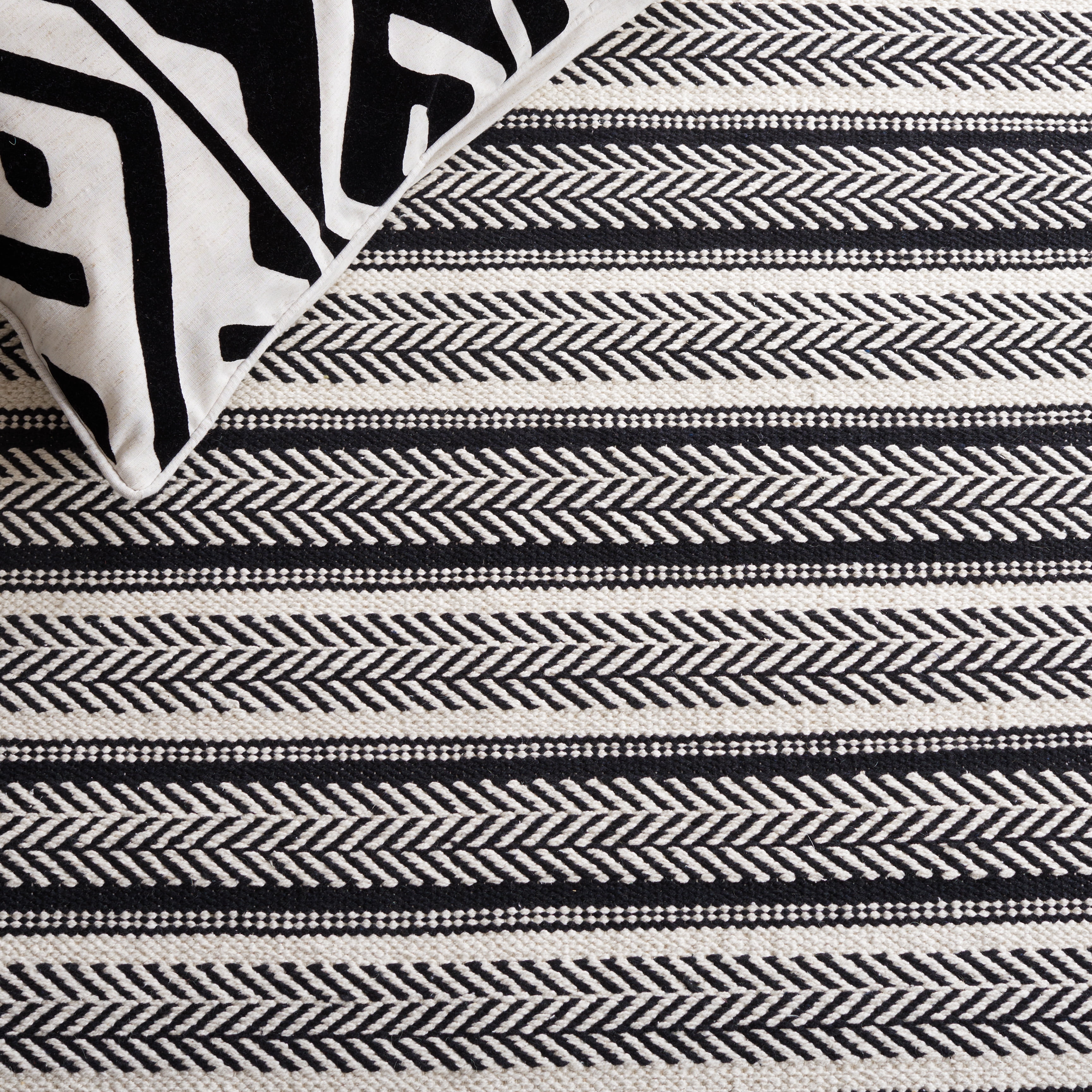 SAFAVIEH Montauk Marta Striped Cotton Area Rug, Black/Ivory, 8' x 10'