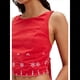 thumbnail image 2 of Blusa de Mujer Sin Mangas con Cuello Redondo, Dobladillo Ondulado con Colores Contrastantes y Bordado Rojo L, 2 of 8