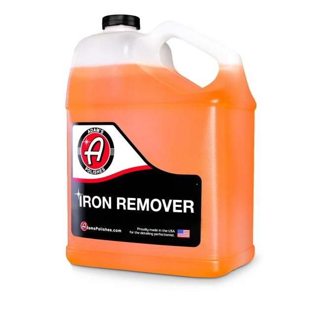 adam's iron remover (galón) – removedor de óxido para detalles de coche; contenedor de plástico blanco de un galón con líquido naranja, vista frontal con agarradera superior y etiqueta negra que muestra IRON REMOVER y el logo Adam's Polishes; elimina partículas de hierro en pintura de coche, motocicleta, RV y barco antes de usar barra de arcilla o cera; también suele usarse para descontaminar paneles antes del detallado.