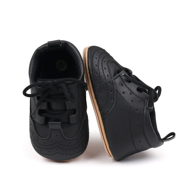 puntoco zapatos para bebés pequeños, fondo suave zapatos de bebé antideslizantes de cuero de pu zapatos de bebé antes del paso zapatos de bebé zapatos para niños negro 13 Par de zapatos negros talla 13 en vista frontal y lateral 3/4; cuero PU con bordado de puntadas, cordones elásticos decorativos y bucle trasero, suela de goma beige flexible de fondo suave y diseño antideslizante, plantilla acolchada para primeros pasos; también adecuado para sesiones de fotografía de bebé por su estilo clásico.