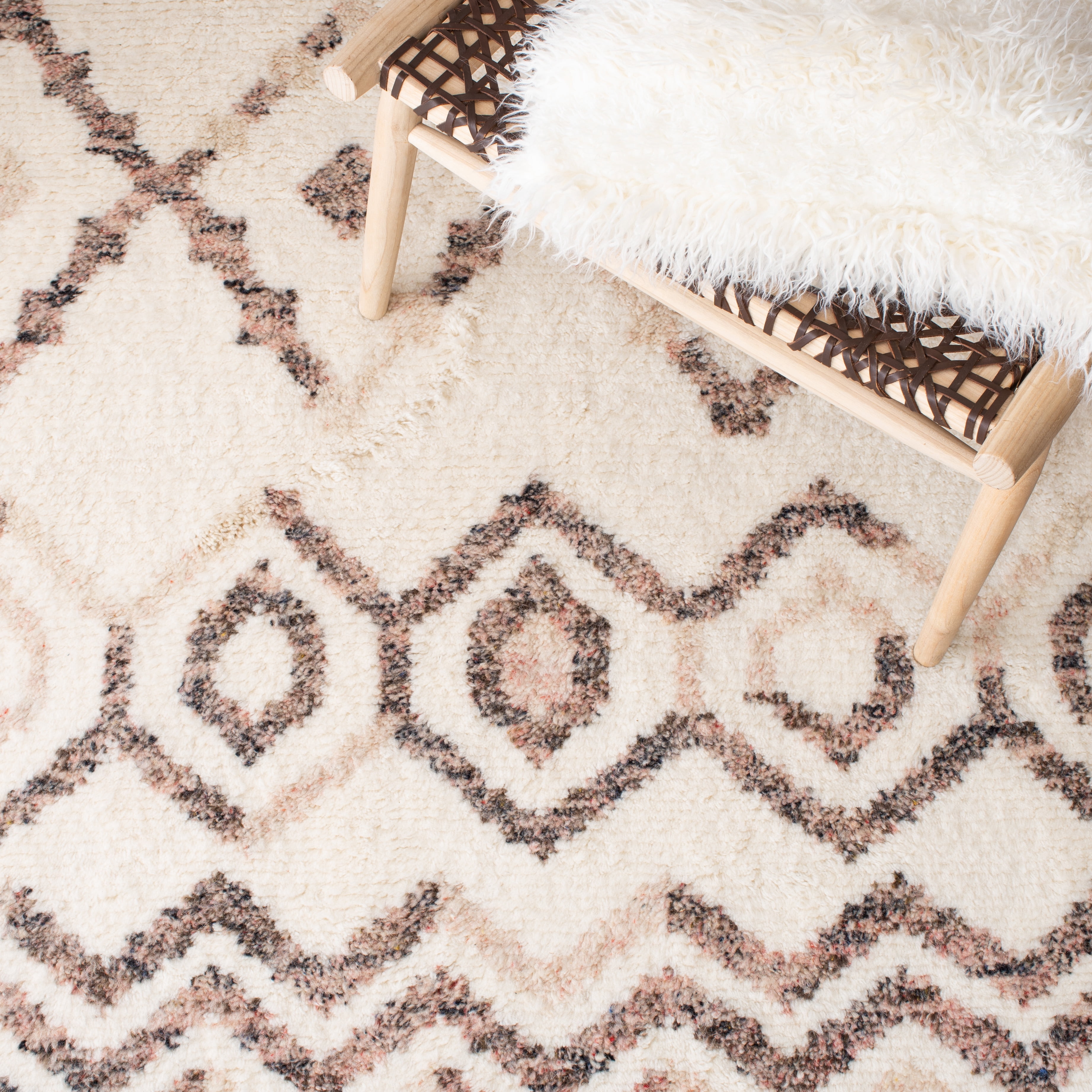 SAFAVIEH Casablanca Lyall Geometric Area Rug, Ivory/Pink, 8' x 10'