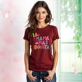 thumbnail image 3 of Playera La Mamá Más Bonita con Estilo Acuarela – Diseño Dulce y Femenino Color Shedron Talla Grande Marca Emil SaEs, 3 of 4