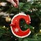 thumbnail image 1 of Adorno navideño de 26 letras, adorno de peluche para árbol de Navidad con acabado nevado, adornos personalizados con apellidos, letras de la A a la Z, adorno clásico del alfabeto con bolas rojas, reg, 1 of 4