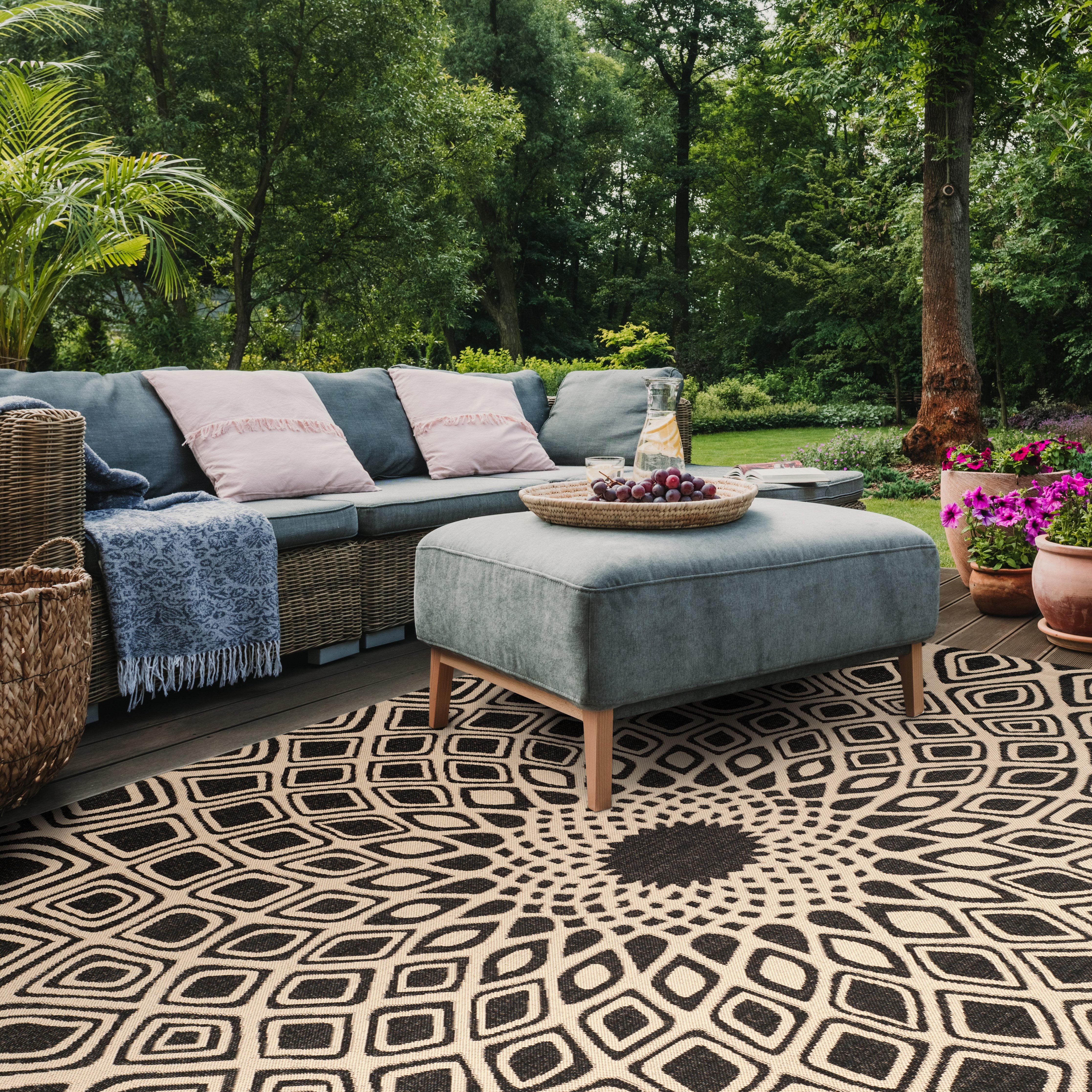 SAFAVIEH Courtyard Thane Nautical Indoor/Outdoor Area Rug, 9' x 12', Black/Beige