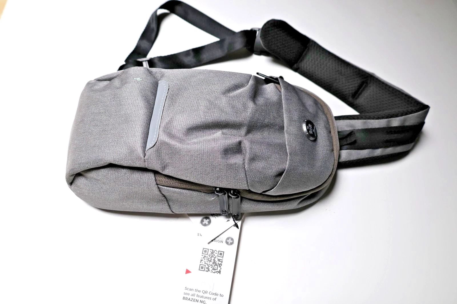 Swissdigital Brazen Light Gray Crossbody bag