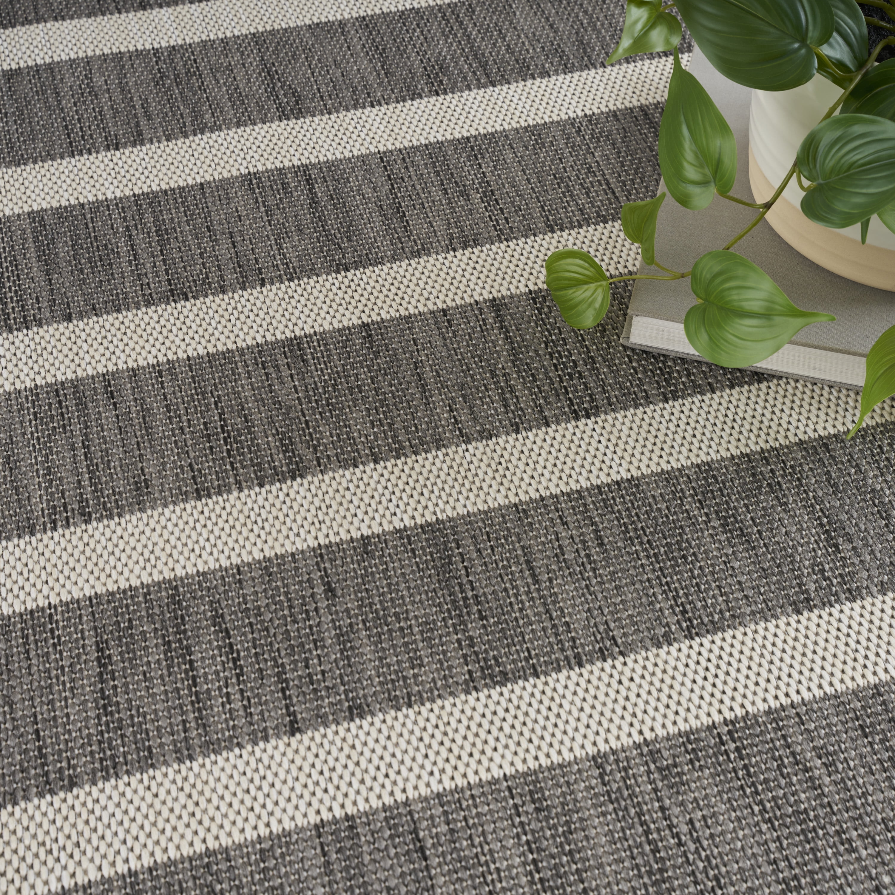 Nourison Positano Indoor/Outdoor Charcoal Ivory 7' x 10' Area Rug (7x10)