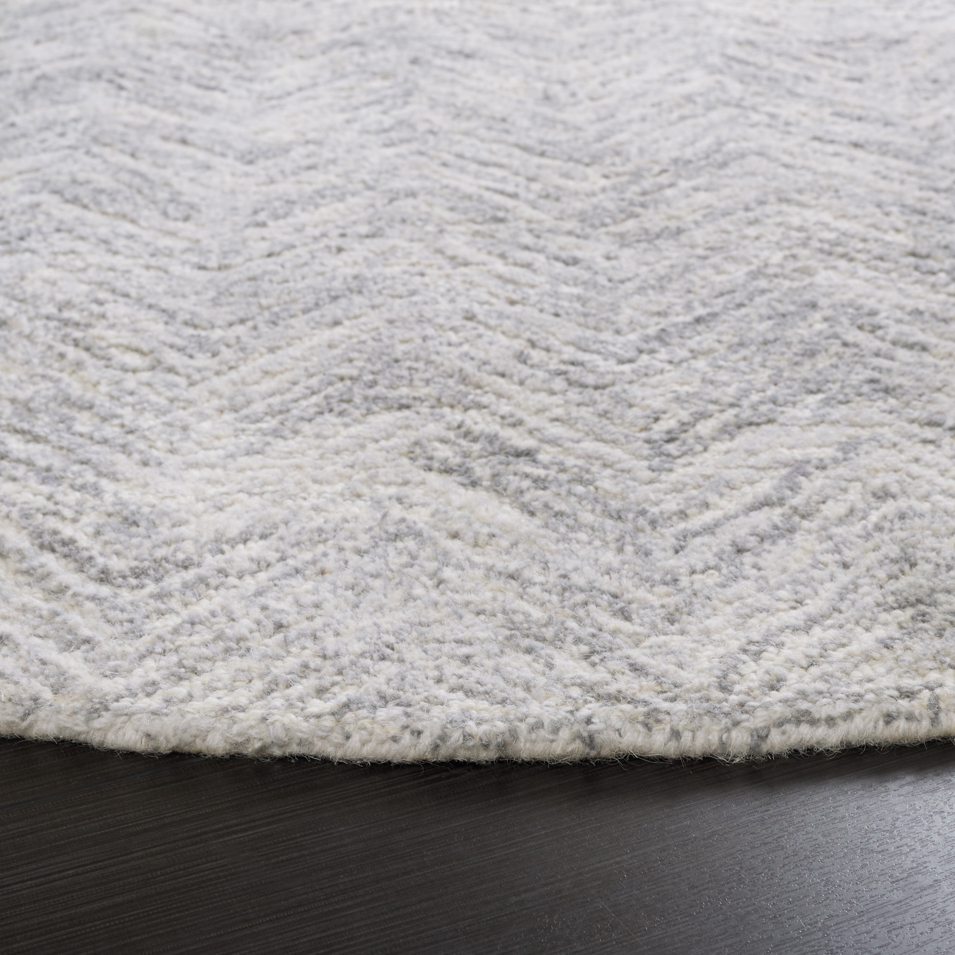 SAFAVIEH Metro Lucina Wavy Striped Area Rug, Silver, 6' x 6' Round