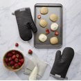 thumbnail image 2 of Juego de guantes de cocina KitchenAid Asteroid, color negro, 7 x 12,5 cm, 2 piezas, 2 of 6