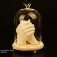 thumbnail image 2 of Lámpara de sonido con cubierta de vidrio, molde de mano de pareja tridimensional 3D, clon de yeso, cubierta de polvo, cubierta de modelo de apretón de manos, 2 of 5