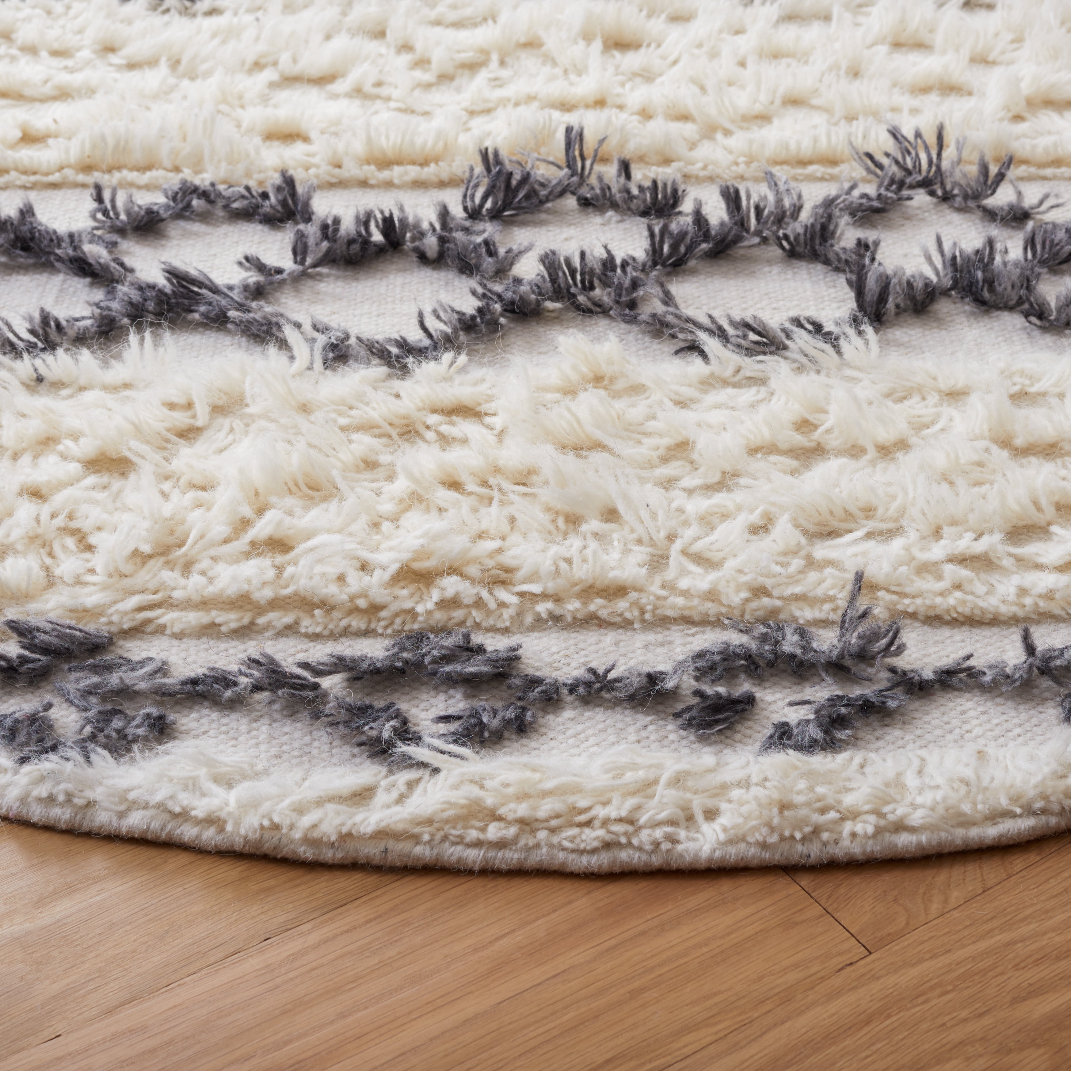 SAFAVIEH Casablanca Lalia Geometric Area Rug, Ivory/Dark Grey, 6' x 6' Round