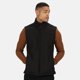 thumbnail image 2 of Regatta - Chaleco Flux Softshell Repelente al Agua y al Viento para Hombre (Negro), 2 of 4