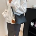 thumbnail image 2 of Bolso pequeño de moda versátil para mujer, nuevo estilo 2025, elegante bolso de hombro, bolso de axila, bolso de mensajero texturizado con empalme., 2 of 5