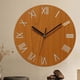 thumbnail image 4 of Reloj de pared de madera retro nórdico para pasillo, sala de estar, decoración de madera maciza, silencioso Números romanos, 4 of 7