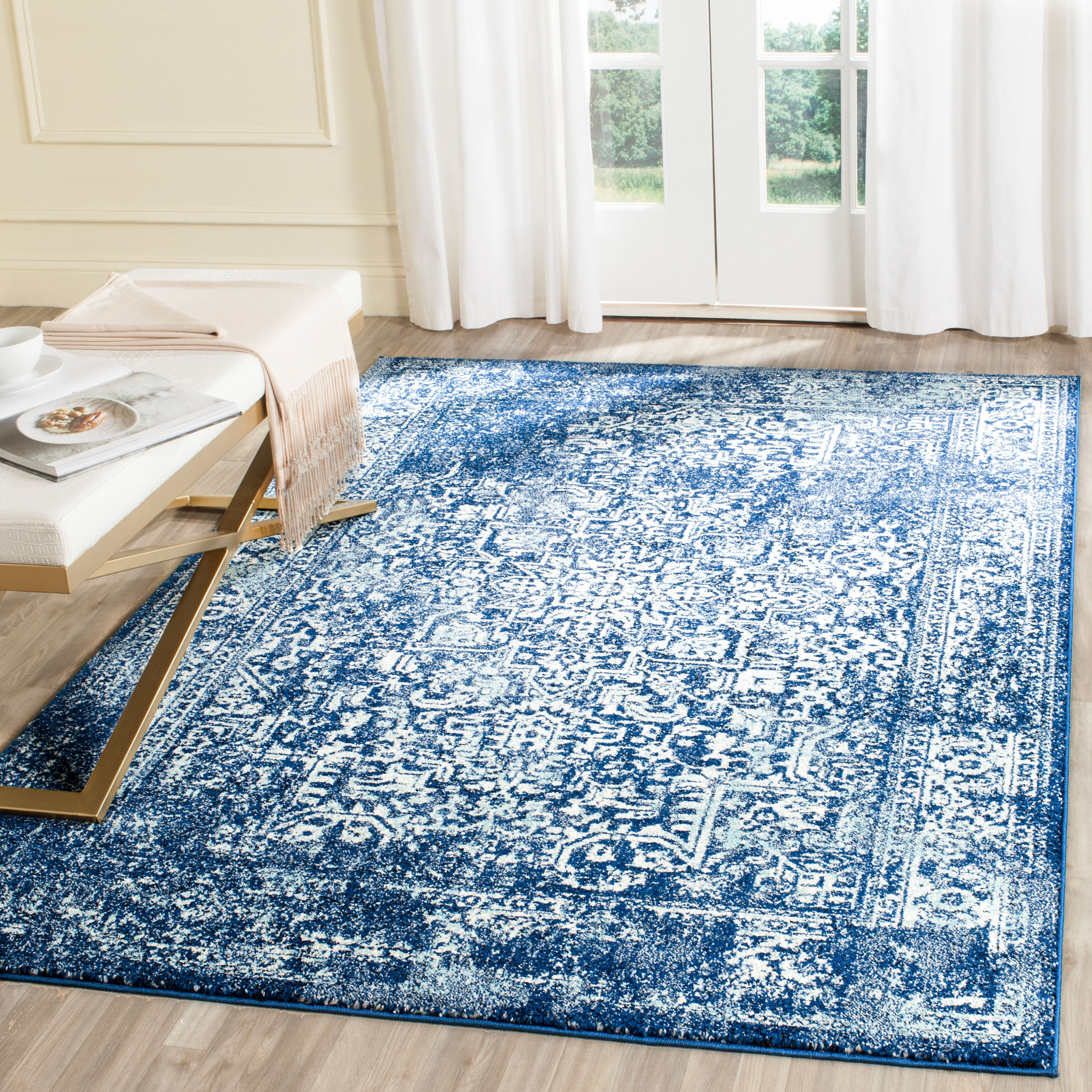 SAFAVIEH Area Rug 5'3"x7'6" - Evoke Collection - Traditional Design, Navy & Ivory, Non-Shedding & Easy Cleaning, Ideal for Living Room, Bedroom, Dining Space