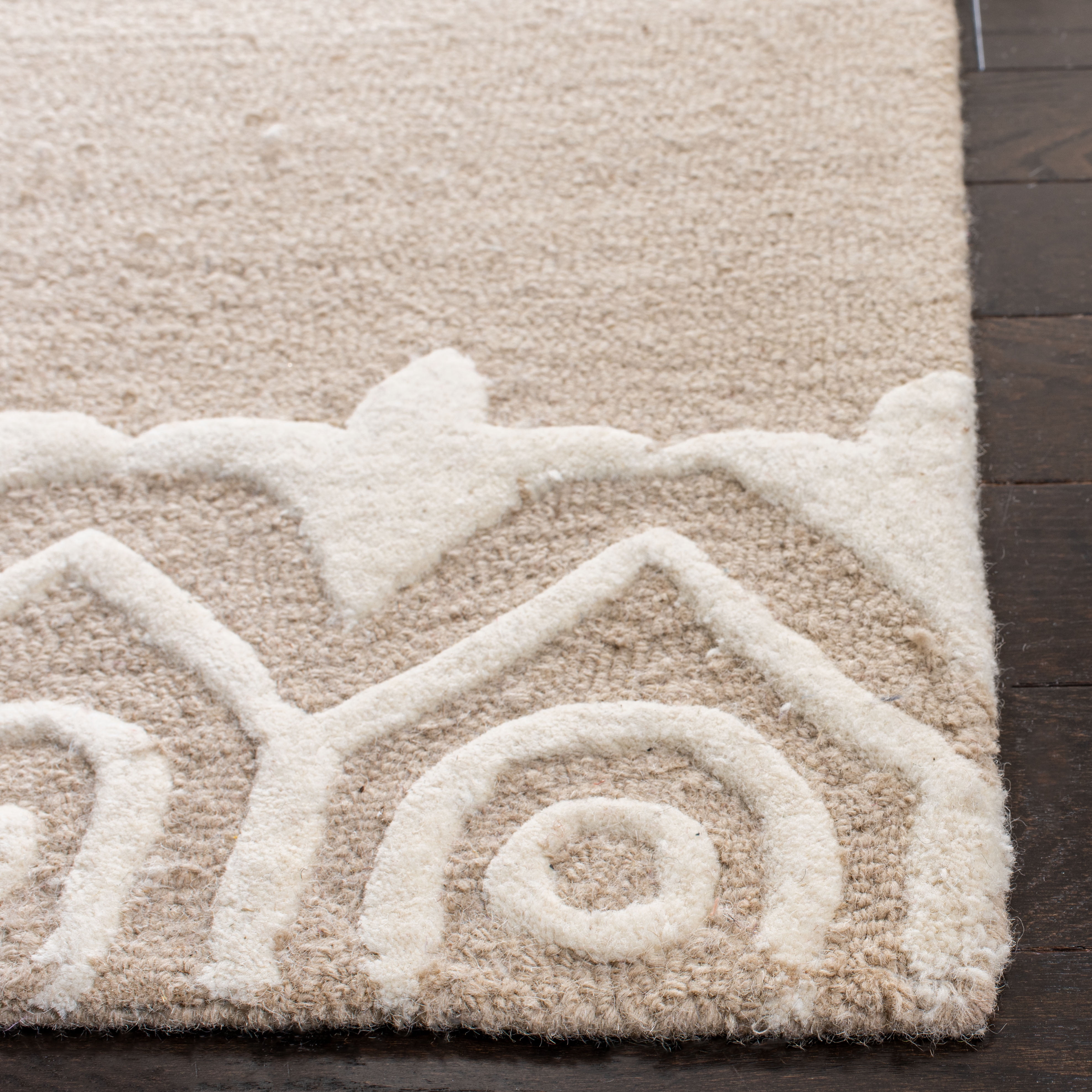 SAFAVIEH Bella Cecilia Medallion Wool Area Rug, Beige/Ivory, 2'6" x 4'