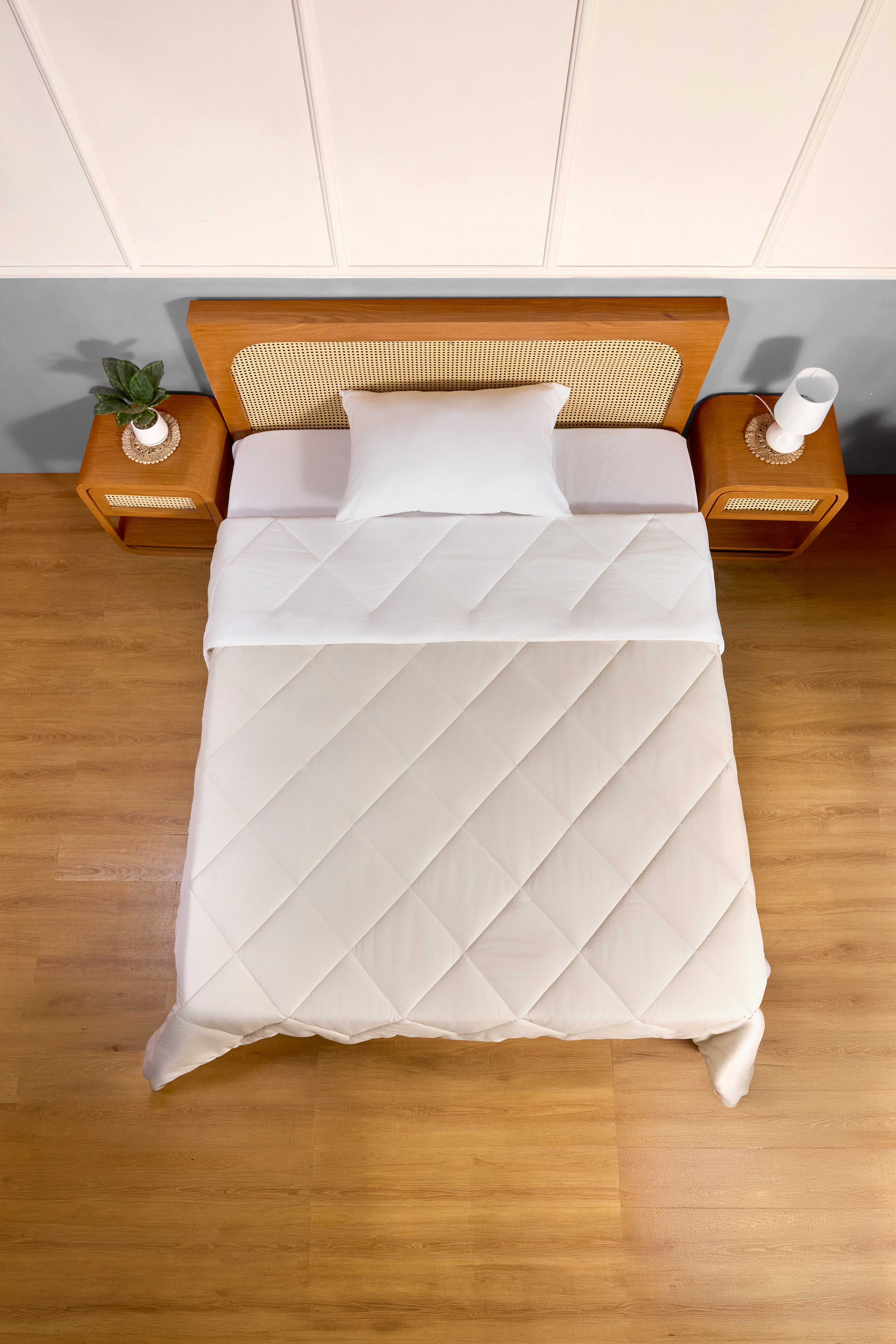 Mainstays Twin/Twin XL Comforter, All-Season Reversible Microfiber, Beige / Ivory