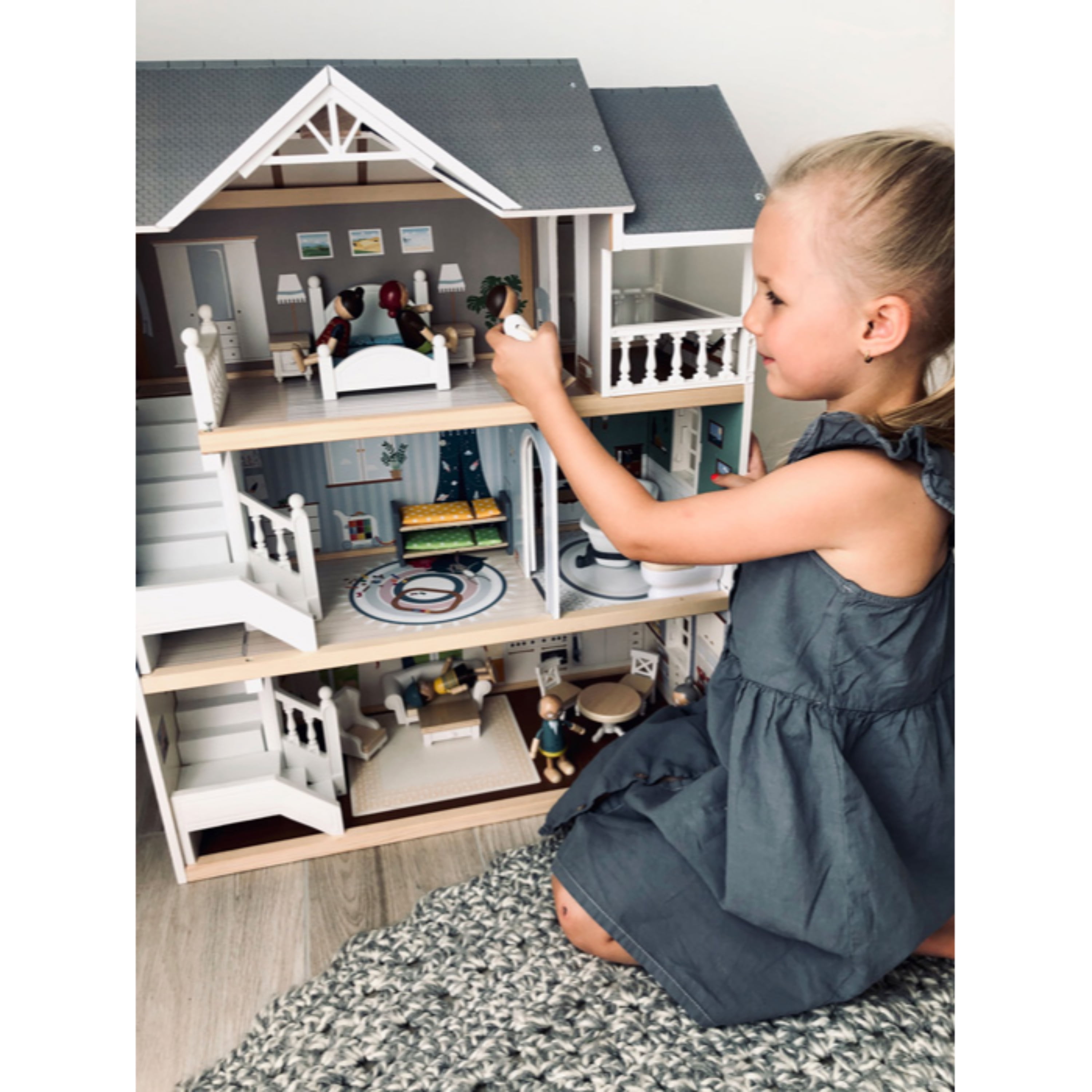 SMALL FOOT ICONIC DOLL HOUSE COMPLETE DOLLSET