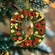 thumbnail image 4 of Adornos navideños artesanales decorativos para el árbol, monogramas decorativos acrílicos 2D con gorro de Papá Noel, 26 letras, adornos navideños colgantes para manualidades, decoración navideña para, 4 of 5
