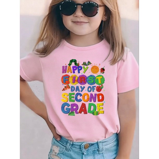 Camiseta de regreso a clases para primer grado: estampado vibrante de dibujos animados de amanecer con texto "Feliz primer día de segundo grado", tejido de punto suave, corte holgado, cuello redondo,