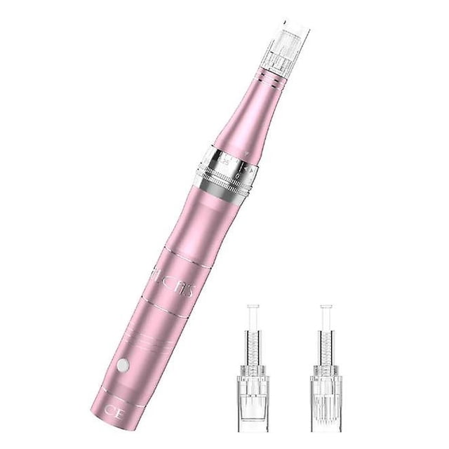 dermapen dispositivo antienvejecimiento recargable chao con microagujas 3 cabezales ajustable 0 a 2 mm bolígrafo rosa metálico en vista frontal 3/4, cuerpo cilíndrico con botón, anillo numerado para ajustar profundidad 0–2 mm, cabezal transparente montado y dos cabezales de repuesto al lado; incluye cable de carga USB; a menudo usado para mejorar la absorción de productos para el cuidado de la piel.