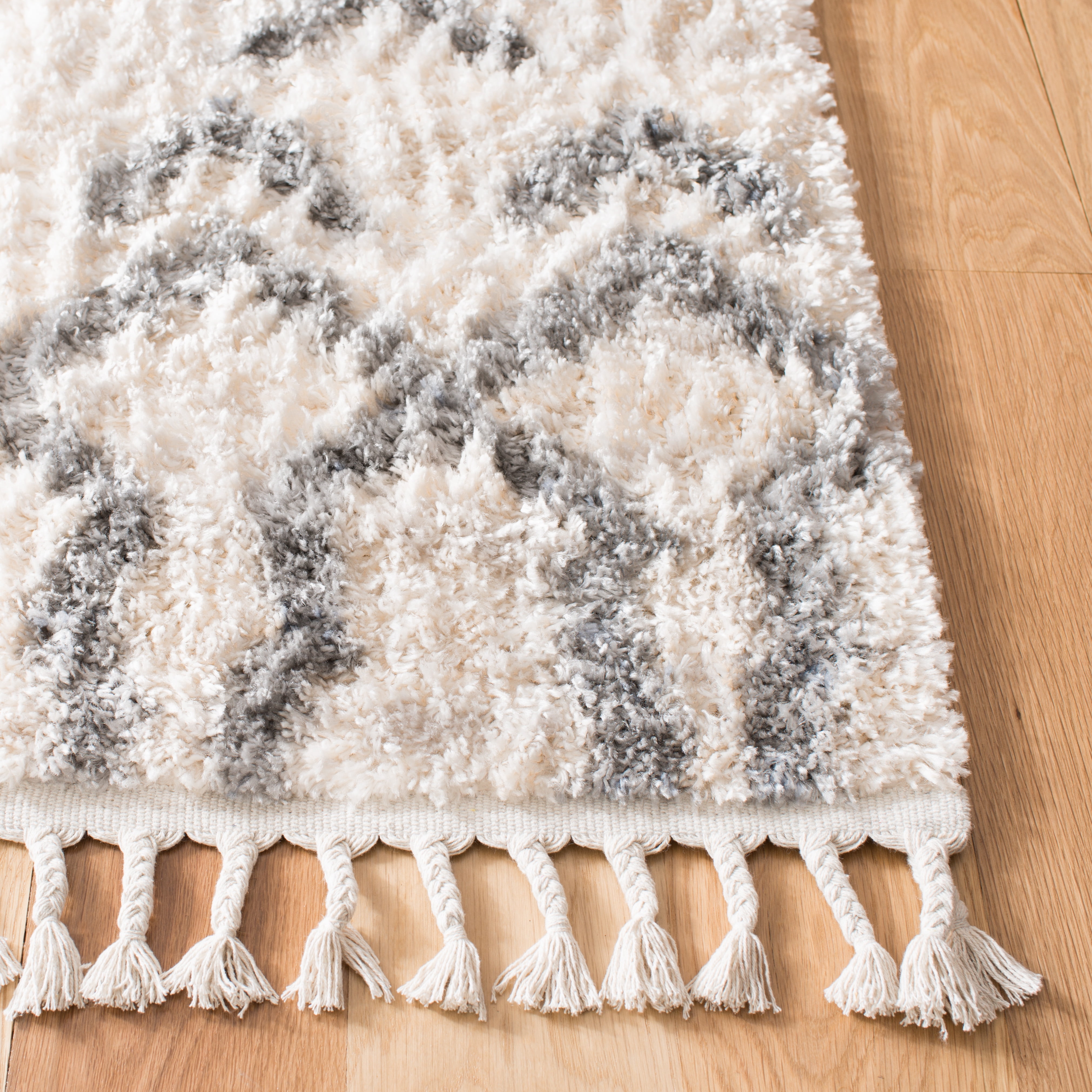 SAFAVIEH Berber Fringe Cara Aztec Shag Area Rug, Cream/Gray, 5'3" x 7'6"