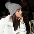thumbnail image 2 of Beechfield - Gorro de punto con pompón de pelo sintético modelo Verbier unisex para adulto (Oliva), 2 of 2